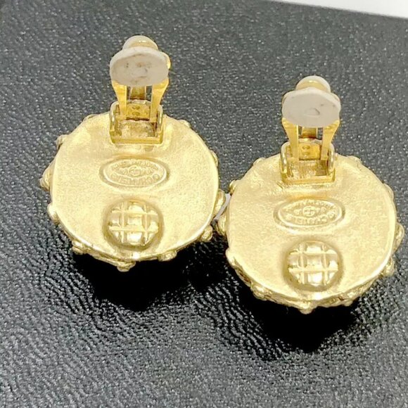 CHANEL CC Logos Pearl Round Clip-On Earrings Gold Tone 94A Auth w/Box D-b1151229 - Picture 4 of 16